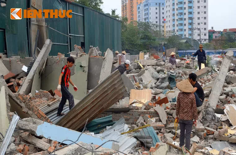 Muốn lấy được sắt vụn, những người lao động phải đập hết gạch vữa, các mảng tường.