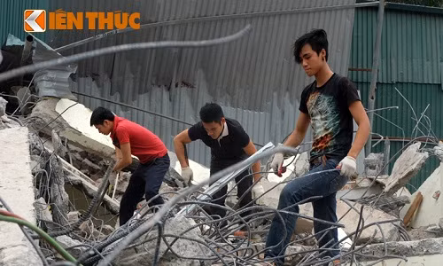 Theo những người dân ở đây, sau khi những gara, nhà hàng bị phá dỡ, chủ các công trình này đã cho nhiều hàng sắt vụn, đồng nát đến đấu thầu, dọn dẹp "tàn tích". Để "thầu" bãi rác khổng lồ này, chủ hàng đồng nát phải trả khoảng 10 triệu đồng.