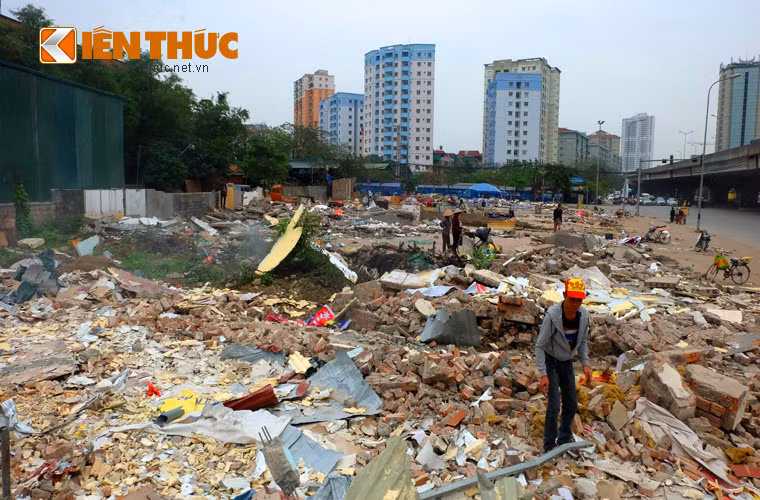 Nhìn từ xa, toàn bộ vỉa hè đường Nghiêm Xuân Yêm (đoạn giao cắt với ngã tư Kim Giang), khung cảnh tan hoang, ngổn ngang gạch vữa.