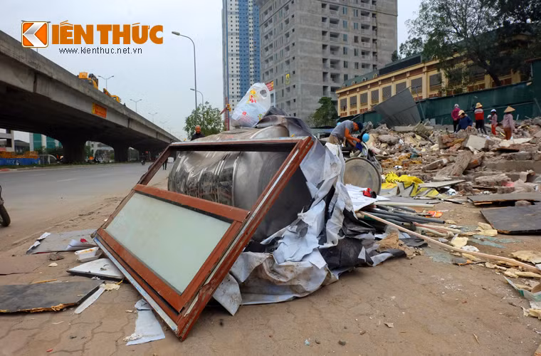 Các món đồ có thể tận dụng như bàn ghế, cánh cửa, bể chứa nước... được người dân chất đống trên vỉa hè.