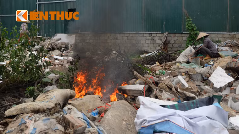 Các bãi rác được đốt ngay trên vỉa hè, khói mù mịt.