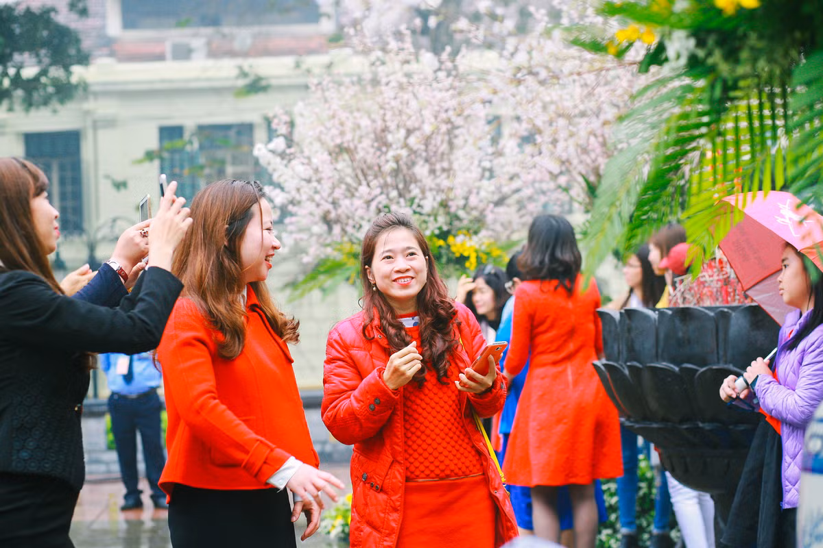 Cơn mưa không làm giảm đi niềm vui, sự thích thú của người dân khi chiêm ngưỡng những bông hoa tươi tắn, được trang trí, tạo hình đẹp mắt.