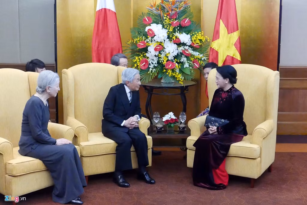 Sau lễ đón chính thức cấp Nhà nước và hội đàm tại Phủ chủ tịch, Nhà vua Akihito và Hoàng hậu Michiko đã đến đặt vòng hoa và viếng lăng Chủ tịch Hồ Chí Minh.
