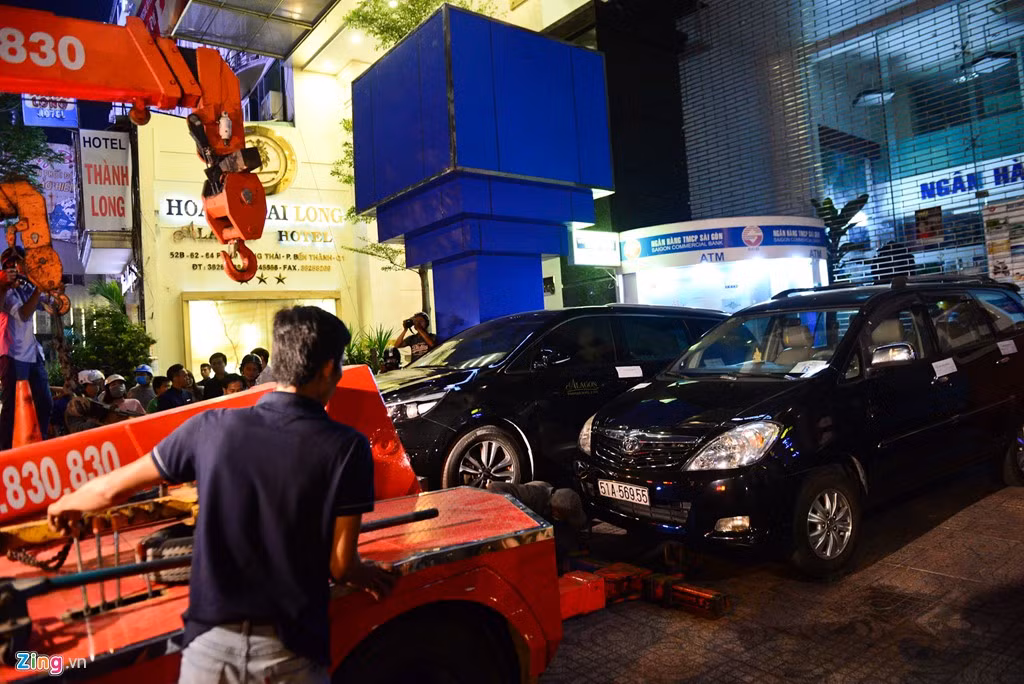 Tại đường Lê Lai, đoàn kiểm tra phát hiện 2 ôtô đậu trên vỉa hè trái phép. Sau hơn 15 phút không có tài xế hợp tác làm việc, lực lượng chức năng đã niêm phong, lập biên bản và cẩu xe về trụ sở làm việc.
