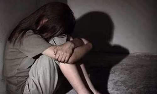 Liên quan tới vụ dâm ô trẻ em tại Vũng Tàu, viện trưởng VKSND Tối cao chỉ đạo VKSND tỉnh Bà Rịa – Vũng Tàu, yêu cầu Cơ quan Cảnh sát điều tra ra ngay quyết định khởi tố bị can với ông Nguyễn Khắc Thủy trong vụ án “Dâm ô với trẻ em”. Bị can này bị tố có hành vi dâm ô với bé gái tại chung cư Lakeside (phường Nguyễn An Ninh, Thành phố Vũng Tàu). Ảnh minh họa (nguồn ảnh: Infonet).