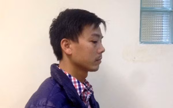 Tuần qua, thông tin được dư luận quan tâm nhiều đó là các vụ xâm hại tình dục trẻ em đang được các cơ quan chức năng điều tra làm rõ. Liên quan đến vụ xâm hại tình dục bé gái ở quận Hoàng Mai (HN) gây chấn động dư luận, chiều 16/3, Cơ quan Cảnh sát điều tra CATP Hà Nội đã ra Quyết định số 223 khởi tố bị can, bắt tạm giam Cao Mạnh Hùng (SN 1983, có 1 tiền án về tội Cướp giật tài sản), trú ở phường Hoàng Liệt, về hành vi Dâm ô trẻ em (theo Điều 116 Bộ luật Hình sự). Ảnh nghi can Cao Mạnh Hùng. Nguồn ảnh: VOV.