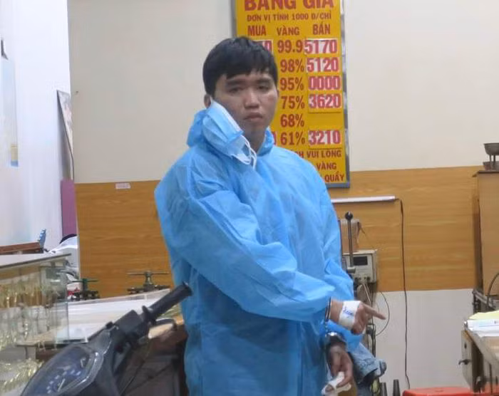  Khống chế cháu bé 7 tuổi định cướp tiệm vàng: Đỗ Phước Sang (SN 1988, ngụ TP Thủ Đức, TP HCM) xông vào một tiệm vàng ở quận Bình Thạnh rồi kề dao vào cổ cháu bé với ý định cướp tài sản nhưng bị chủ tiệm vàng tước đoạt hung khí và cùng người dân bắt giữ. Ngày 7/12, Công an quận Bình Thạnh cho biết đang tạm giữ Sang để điều tra, làm rõ. 