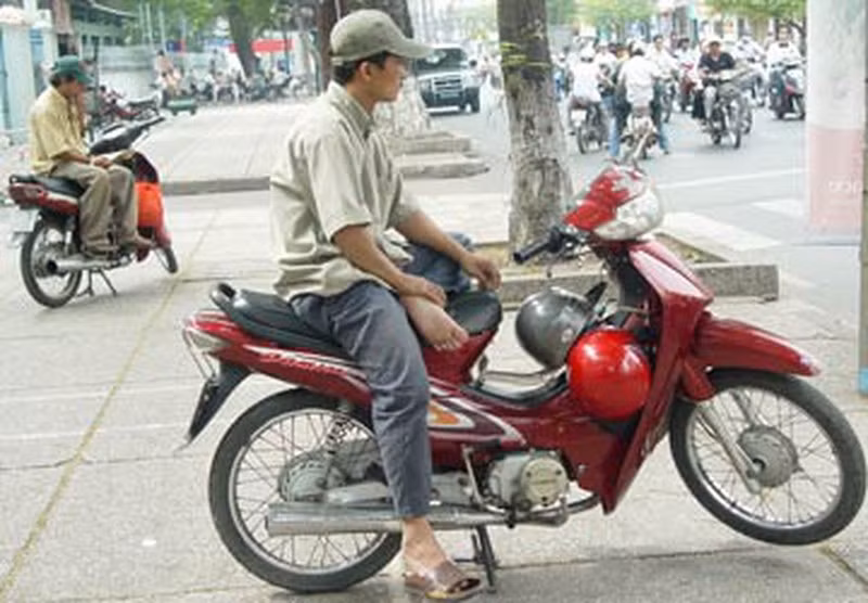 Hoàn cảnh gia đình anh Lâm cũng hết sức khó khăn. Cả hai vợ chồng đều không có công ăn việc làm ổn định, cuộc sống bấp bênh. Lấy lấy nhau được hơn một năm nay nhưng họ vẫn chưa dám sinh con vì lo “thêm miệng ăn, bớt người làm”. Gần đây, anh Lâm bàn với vợ cố gắng vay mượn mua lấy chiếc xe máy, vừa làm phương tiện đi lại, vừa để anh chạy xe ôm kiếm thêm thu nhập. Sau khi mua được chiếc xe hiệu Sirius, anh Lâm đi làm mới được vài tháng thì gặp nạn. (Ảnh minh họa) 