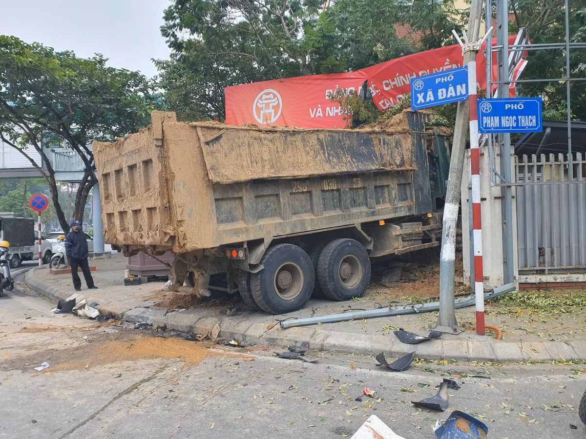 Sau va cham, xe tai huc do tuong truong hoc o Ha Noi