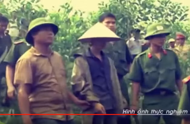 Theo đó, hôm xảy ra vụ án, Thọ mặc áo mưa, cầm theo dao quắm đi thăm ruộng lúa ở gần nhà. Sau đó, do tiện đường nên Thọ đi thẳng lên thăm nương keo. 
