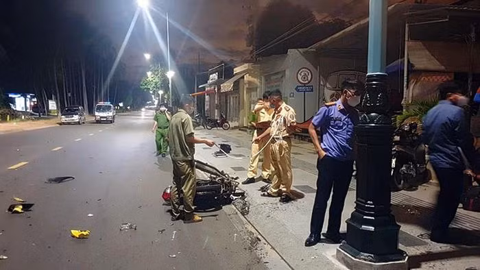  Ô tô bán tải va chạm xe máy, 1 thanh niên tử vong: Đêm 5/12, tại đường Nguyễn Đình Chiểu thuộc khu phố 1, phường Hàm Tiến, TP Phan Thiết, anh LNT (27 tuổi, ngụ phường Mũi Né) điều khiển đã va chạm với ô tô bán tải chạy hướng ngược lại khiến anh ngã xuống và tử vong tại chỗ. 