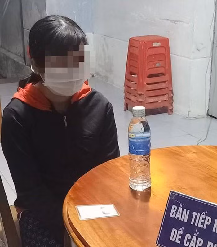  Dựng lên vụ cướp "táo bạo" sau khi bị lừa mua hàng qua mạng: Bị lừa hết 15 triệu đồng khi đặt mua hàng qua mạng, N.T.K.D (SN 1998, trú huyện An Phú, An Giang) sợ gia đình trách mắng, nên tự gây thương cho mình rồi đến Công an báo bị cướp. Ngày 6/12, Công an huyện An Phú cho biết đang điều tra, làm rõ.