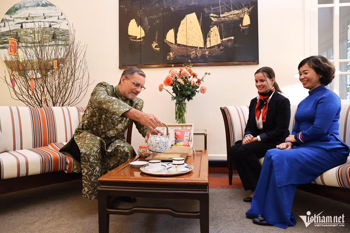 "Dù từng là người không biết nhiều về Hà Nội và mới chỉ tìm hiểu về thành phố kể từ khi sang nhậm chức tại Việt Nam nhưng Hà Nội đã để lại nhiều ấn tượng tốt đẹp và sâu sắc sau hơn 1 năm tôi sinh sống tại đây."