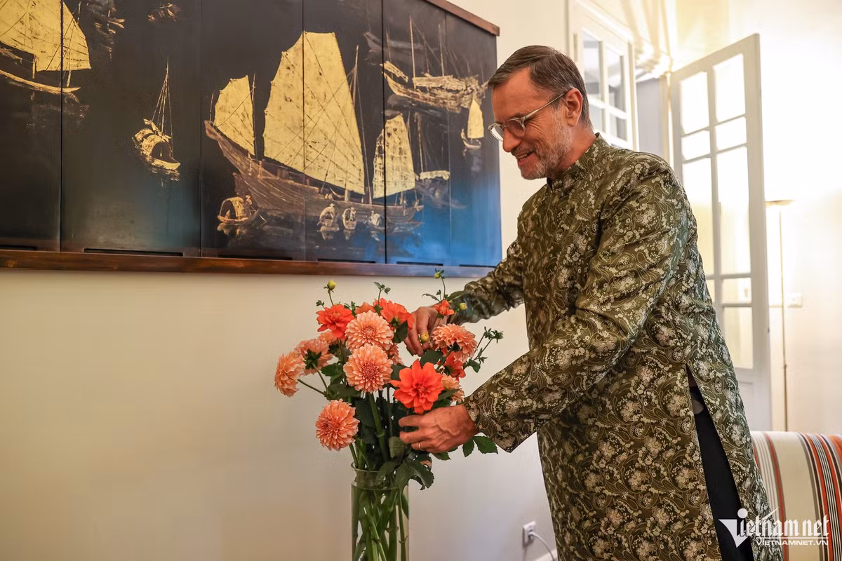 Đại sứ Olivier Brochet tự tay trang trí nhà cửa, cắm hoa, chuẩn bị bánh mứt và dùng trà ngon mời khách đến chơi Tết.