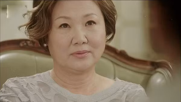 Mẹ chồng "tắt điện" khi thấy con dâu nghèo rớt mồng tơi có thứ này trong tay Me chong