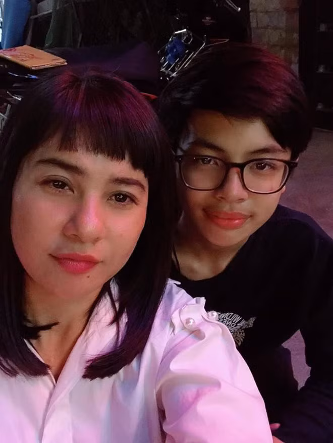 Con trai ruot cua Cat Phuong bi ban be trong lop xa lanh, treu choc la 