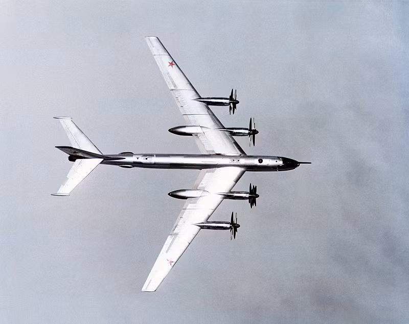 Vào đầu thập niên 1950, các nhà lãnh đạo Liên Xô yêu cầu thiết kế một mẫu máy bay ném bom chiến lược mới, phải có tầm hoạt động ít nhất là 8.000 km mà không cần tiếp nhiên liệu trên không; có thể đe dọa các mục tiêu quan trọng ở trong lãnh thổ Mỹ và nó có thể mang theo 11 tấn vũ khí, gây ra một đòn tàn phá cho đối phương.