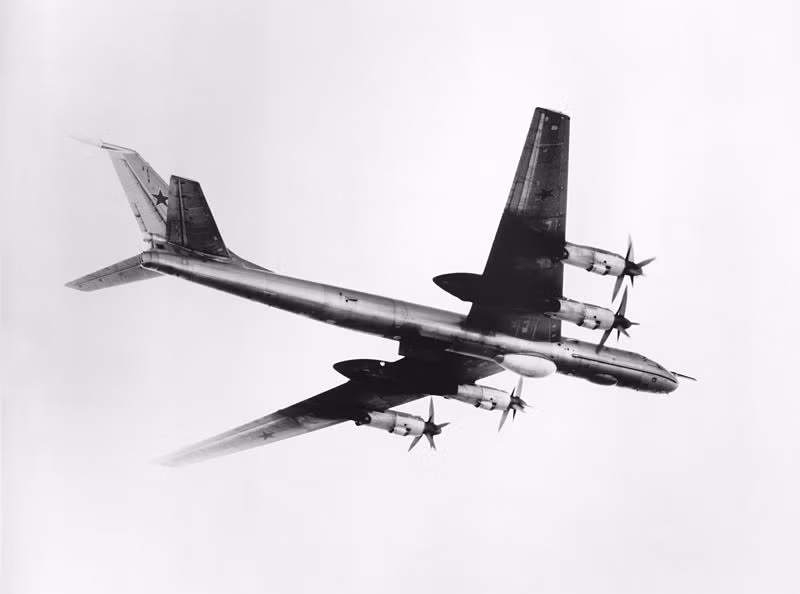 Do cấu tạo của Tu-95 không quá đặc biệt, lúc mới ra đời, Bộ Quốc phòng Mỹ không chú ý đến máy bay ném bom Tu-95, Quân đội Mỹ ước tính tốc độ của Tu-95 chỉ là 644 km/giờ và tầm hoạt động là 12.500 km. Mãi đến năm 1985, quân đội Mỹ mới phát hiện ra rằng thông tin này là sai, trên thực tế, Tu-95 có thể bay với tốc độ gần 1.000 km/giờ và tầm hoạt động gần 15.000 km.