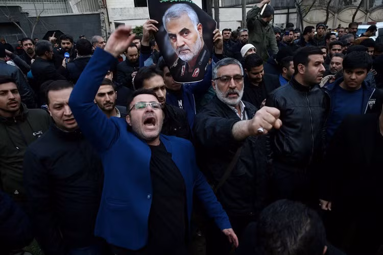 Ngay sau khi vị tư lệnh này bị sát hại, lực lượng IRGC cũng như các nhánh quân thân Iran đã lên tiếng thề sẽ trả thù cho vị tướng này.