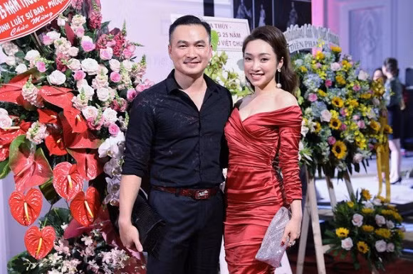 Chi Bao lan dau dang anh dua nguoi yeu di an cung con trai va vo cu-Hinh-4