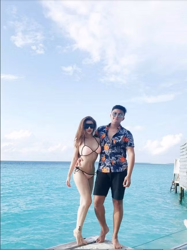Trên trang cá nhân, người đẹp thường xuyên cập nhật hình ảnh đi du lịch cùng chồng, được ông xã hết mực chiều chuộng.