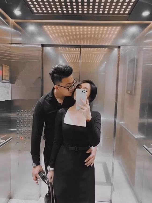 Điều đặc biệt đó là người đẹp dù đã mang thai được vài tháng trước đó và mãi đến ngày đầu năm mới tiết lộ, nhưng vẫn quyết giấu nhẹm ảnh bầu bí. Trang Facebook cá nhân của "phù thủy" vẫn chỉ ngập ảnh sexy, ngọt ngào bên ông xã.