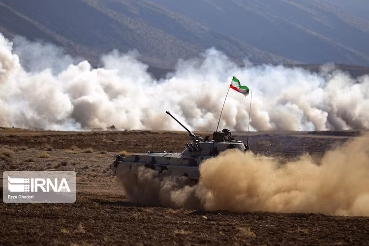 Ngay sau tuyên bố là các động thái tập trận nhằm thị uy sức mạnh của quân đội Iran.