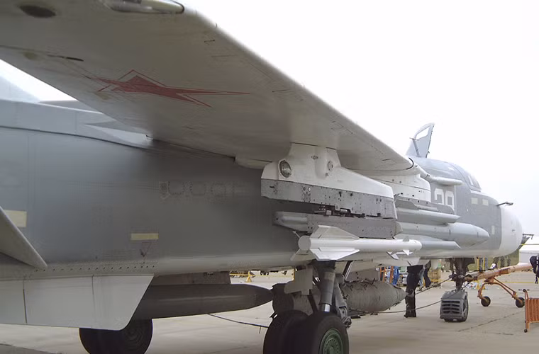 Đặc biệt, Su-24M2 tham gia không kích phiến quân IS được trang bị hệ thống định vị mới SVP-24 và hệ thống kiểm soát hỏa lực mới cho phép mở rộng khả năng mang vũ khí mới gồm tên lửa Kh-31A/P, Kh-59MK và bom KAB-500S.