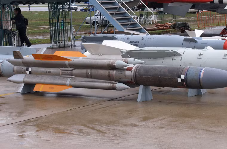 Theo thiết kế, Su-24M2 có thể mang tối đa 2 đạn tên lửa chống hạm Kh-31A (tầm bắn 70km) hoặc loại chống radar Kh-31P (tầm bắn 120km).