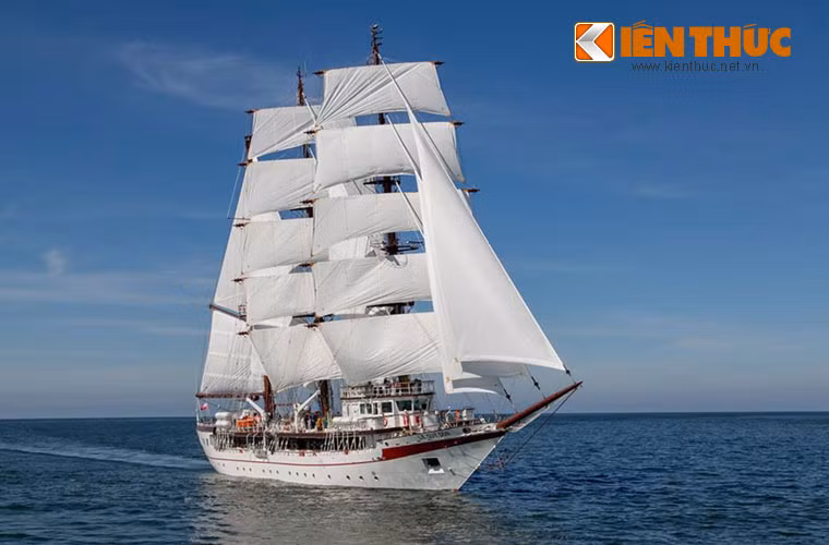 Con tàu căng buồm ra khơi trông như một bức tranh.Việc đầu tiên của người lính hải quân vẫn là phải nắm vững những nguyên tắc đi biển căn bản nhất, đó chính là tác dụng huấn luyện của tàu buồm.