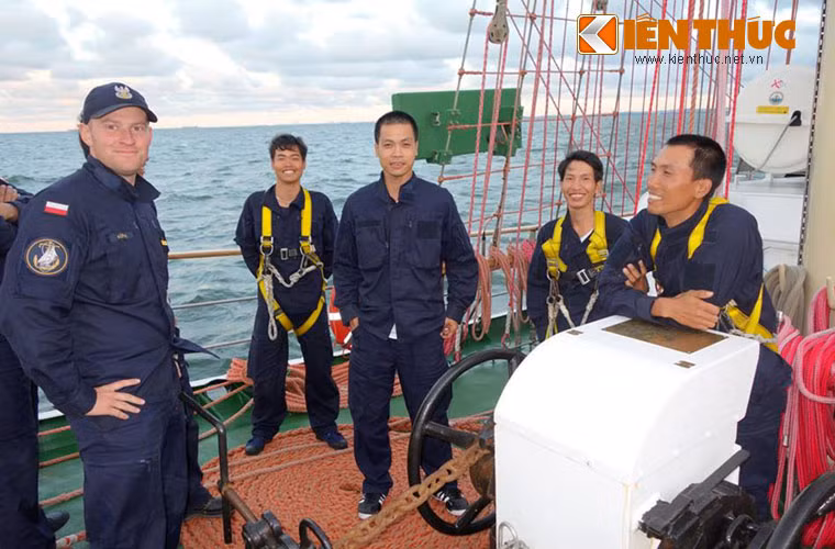 …và ban ngày của thủy thủ Việt Nam với chuyên gia nước bạn sau những giờ làm việc căng thẳng.