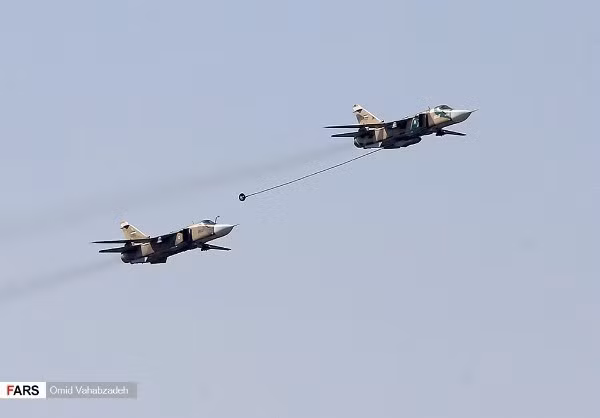 Máy bay tiêm kích bom Su-24 biểu diễn tiếp nhiên liệu trên không cho nhau. Nguồn ảnh: Fars