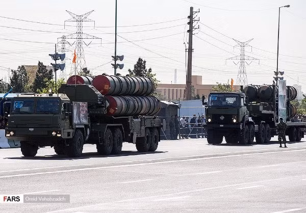 Một trong những loại vũ khí đáng chú ý nhất trong duyệt binh Iran là các xe phóng tự hành tổ hợp tên lửa phòng không S-300PMU2 mà Iran đang nhận từ Nga. Nguồn ảnh: Fars