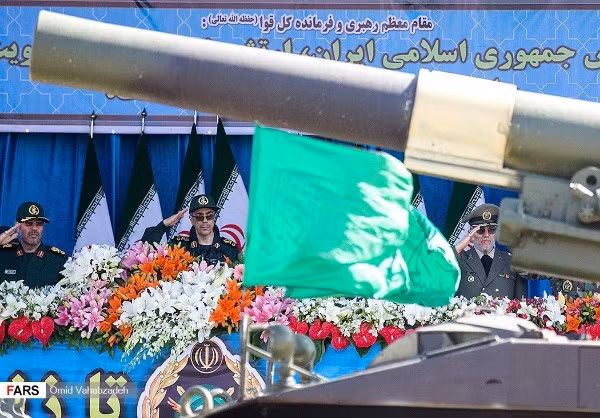 Giới lãnh đạo Iran dự duyệt binh ngoài các tướng lĩnh cấp cao còn có Tổng thống Hassan Rouhani cùng nhiều quan chức chính phủ. Nguồn ảnh: Fars