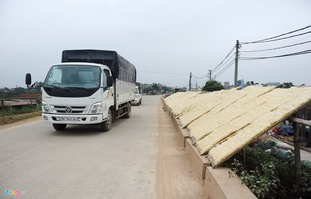 Làng nghề Dương Liễu (huyện Hoài Đức, Hà Nội) làm mì, miến bằng sắn, dong riềng từ những năm 1960. Hiện nay, tại đây có 2800 hộ tham gia sản xuất, mang lại doanh thu hơn 300 tỷ đồng mỗi năm. Tuy nhiên, nhiều hình ảnh chưa đẹp, gây ác cảm đối với người đi qua đường như phơi miến ven đường vẫn còn khi vấn đề về môi trường và vệ sinh an toàn thực phẩm chưa được các hộ dân nghiêm túc thực hiện.