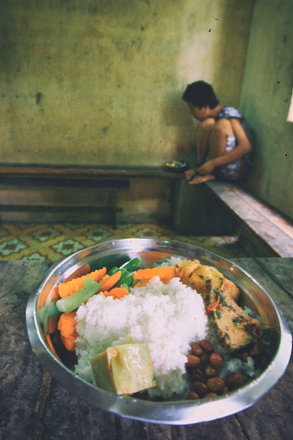 Mỗi khi có người nhà hoặc đoàn tình nguyện đến thăm cũng là dịp các bệnh nhân có được những suất ăn đầy đặn hơn mọi ngày.