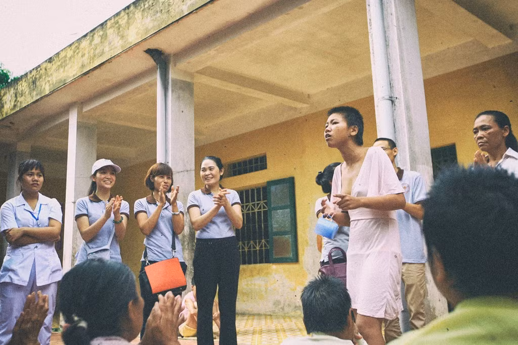 Trung tâm điều dưỡng bệnh nhân tâm thần Thụy An, Ba Vì (Hà Nội) đang nuôi và chữa bệnh cho 600 người. Có mặt tại đây, nhiều người không tránh khỏi ưu tư khi nghĩ về các bệnh nhân. Chị Nguyễn Thị Sâm là ca sĩ chính trong các hoạt động tập thể tại khu điều dưỡng suốt 2 năm qua.
