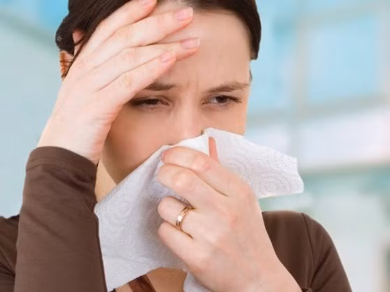 Mỗi khi thời tiết thay đổi, rất nhiều người phải đối mặt với các triệu chứng dị ứng theo mùa, trong đó, dị ứng mùa đông là bệnh phổ biến nhất. Các triệu chứng cụ thể bạn có thể gặp phải bao gồm viêm mũi dị ứng, cảm lạnh...Vì vậy, cách tốt nhất để bảo vệ sức khỏe trong mùa đông là áp dụng một số biện pháp giúp tăng cường hệ miễn dịch dưới đây.