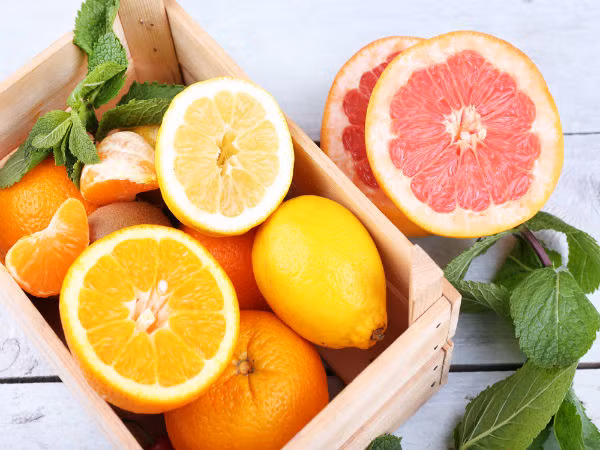 Trái cây họ cam quýt. Những loại quả giàu vitamin C như cam, nho, v.v… giúp tăng cường miễn dịch, phòng ngừa phần lớn những bệnh thường tấn công bạn trong mùa đông. Chúng cũng giàu chất xơ giúp bạn no lâu và giảm cân.