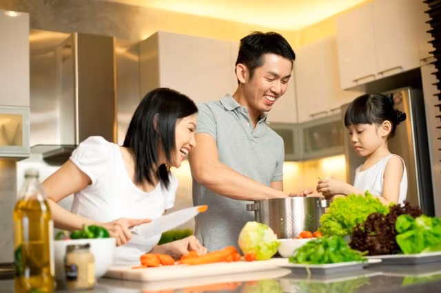 Nên nấu ăn ở nhà. Đó là cách tốt nhất để giảm lượng muối trong thức ăn cho cả gia đình. Có ưu điểm là hạn chế thức ăn chế biến sẵn, thức ăn nhanh - đây là những thức ăn chứa lượng muối đáng kể.