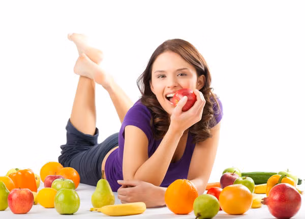 Ăn thêm trái cây, rau quả. Nghiên cứu cho thấy vitamine C là chất giải độc tự nhiên có thể hạn chế những tác hại của muối. Vì vậy đừng quên ăn thêm cam quýt và trái cây