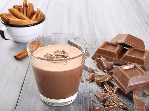Socola và quế. Socola và quế kết hợp với nhau giúp giữ nhiệt cơ thể một cách tự nhiên. Pha ca cao với nước ấm, rắc thêm một nhúm bột quế để tăng nhiệt cho cơ thể trong những ngày lạnh.