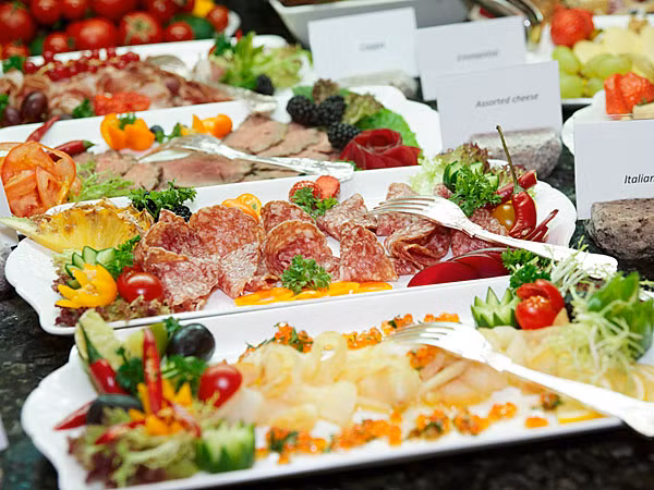 Ăn thực phẩm lành mạnh. Thực hiện chế độ ăn uống lành mạnh và cân bằng trong suốt mùa đông để giữ cho cơ thể khỏe mạnh. Hệ miễn dịch yếu là lý do tại sao cơ thể không có khả năng chống lại bệnh tật mùa đông. Do đó, bổ sung các thực phẩm giàu dinh dưỡng và lành mạnh có thể giúp bạn tăng cường khả năng miễn dịch của cơ thể để chống lại bệnh tật.