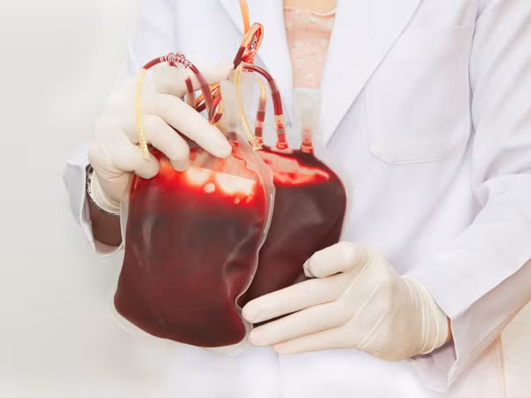 Truyền máu an toàn. Máu trong ngân hàng máu tại các bệnh viện thường được kiểm tra HIV kỹ càng rồi mới cung cấp cho người bệnh. Tuy nhiên, trong một số trường hợp, khi không có sự sàng lọc HIV hoặc do nhầm lẫn máu của thể dẫn đến hệ quả đáng tiếc.