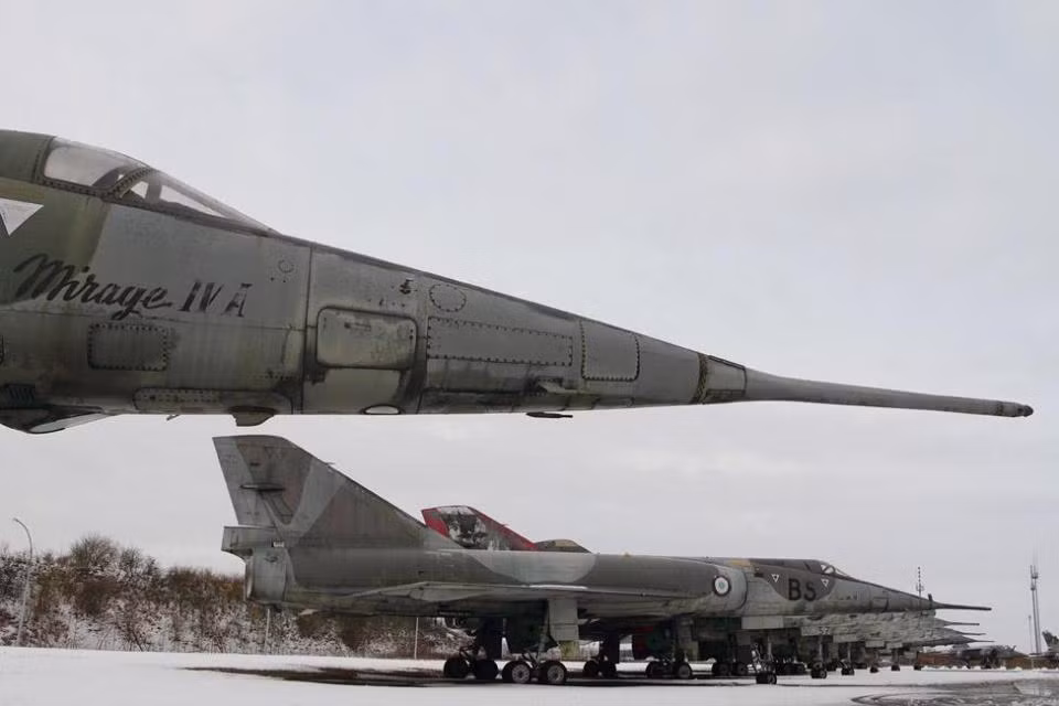 Trong số những máy bay nằm đây có các phiên bản của tiêm kích Dassault Mirage, cường kích Sepecat Jaguar, vận tải cơ hạng nhẹ Transall C-160, máy bay huấn luyện phản lực Fouga CM.170 Magister cùng nhiều chủng loại máy bay khác. Nguồn ảnh: Martin Briquet.