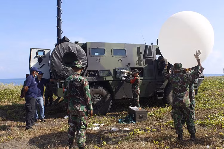Bốn loại đạn rocket Astros II được trang bị gồm: SS-30 cỡ 127mm (tầm bắn 30km); SS-40 cỡ 180mm (tầm bắn 35km); SS-60 cỡ 300mm (tầm bắn 60km) và SS-80 cỡ 300mm đạn tăng tầm (tầm bắn 90km). Tùy từng cỡ đạn mà các container chứa 32 hoặc 8 hoặc 4 đạn rocket. Trong ảnh là một xe trinh sát thuộc hệ thống Astros II. Nguồn ảnh: Kostrad.