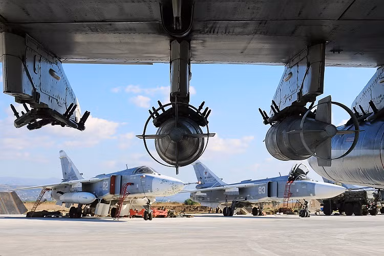 Việc Không quân Nga cũng sử dụng Su-24 tại chiến trường Syria ít nhiều tạo lợi thế cho Su-24 Syria trong các chiến dịch không kích khi nguồn cung phụ tùng hay thậm chí là đạn dược dành cho chúng trở nên dồi dào hơn. Nguồn ảnh: Sputnik.