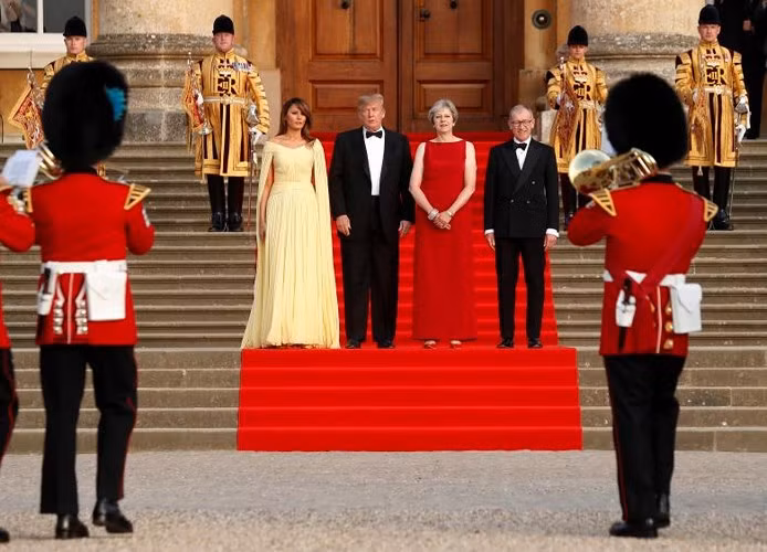 Tổng thống Trump và phu nhân Melania dùng bữa tối cùng vợ chồng Thủ tướng Anh tại Cung điện Blenheim.