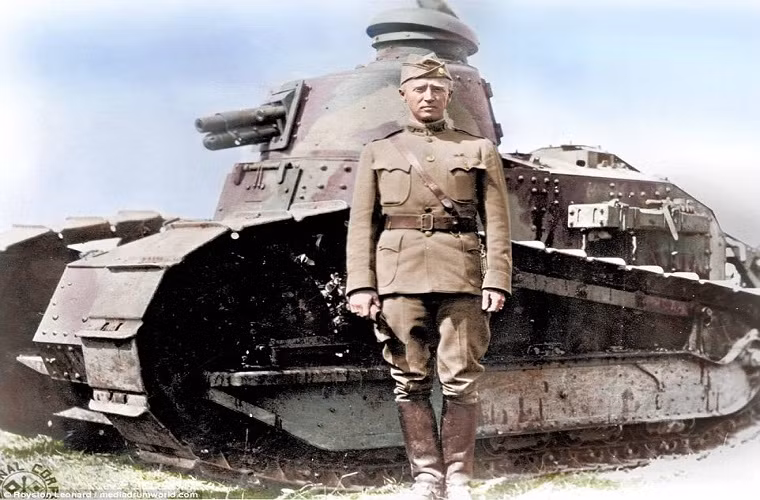 Tướng George S. Patton, người có thể được xem là “cha đẻ” lực lượng tăng thiết giáp Mỹ khi đề xuất việc xây dựng các đơn vị xe tăng đầu tiên cho Quân đội Mỹ vào đầu những năm 1917. Ở thời điểm đó ông mới chỉ vị trí Trung Tá. Nguồn ảnh” Daily Mail.