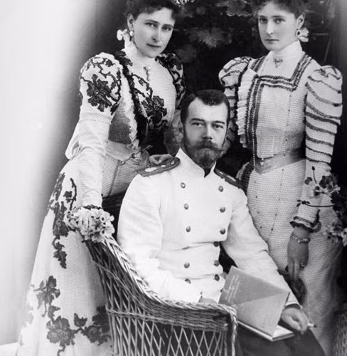 Sa hoàng Nicholas II (giữa) với vị hôn thê Alexandra (trái) và em gái Elisabeth của bà.